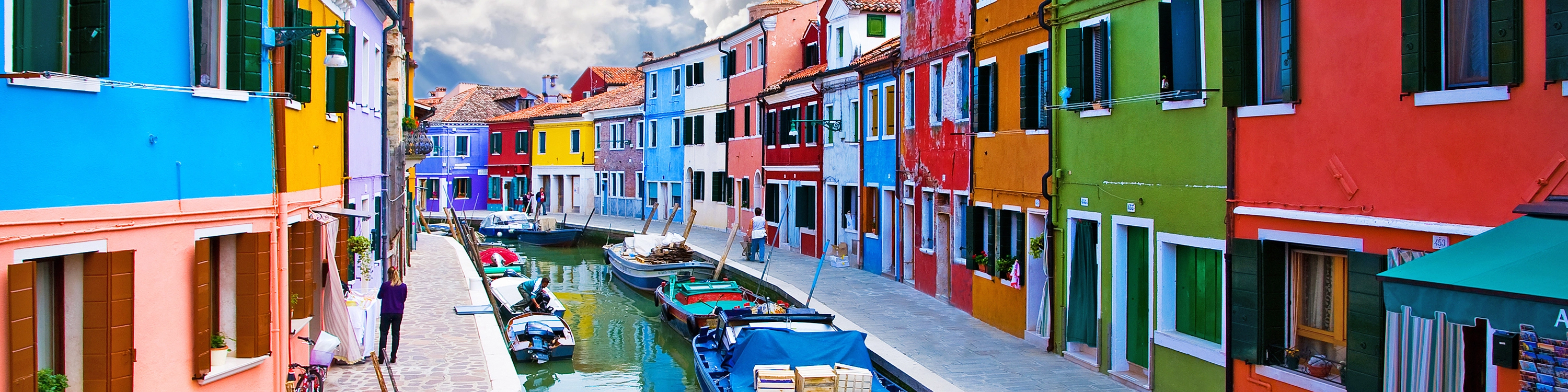 A beautiful view of colorful Murano, the picturesque Venetian island famous for its exquisite glass-making tradition and vibrant canal-side buildings.